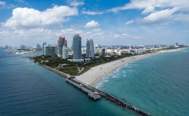 Miami Sahili şehir manzarası. Miami yaz havası manzarası. Miami sahil şeridi. Güney Sahili Miami hava manzarası. Florida 'daki mavi okyanus silueti. Miamis şehir manzarası. Okyanus kıyısında. Yaz gökdeleni silüeti