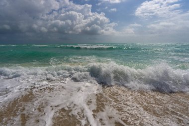 Deniz kumsalı. Manzaralı deniz sahili arkaplanı. Cennet okyanus manzarası. Köpüklü okyanus arka planı. Egzotik okyanus. Açık deniz sahili ufku. Rahatlatıcı dalgalar. Yaz arkaplanı