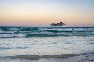 Okyanusta bir gemi turu. Okyanusta lüks bir yolcu gemisi. Yolcu gemisi olan Miami Plajı. Turkuaz su ve yolcu gemisi. Kıyıya yakın bir turist gemisi. Okyanus dalgaları ve gemi teknesi