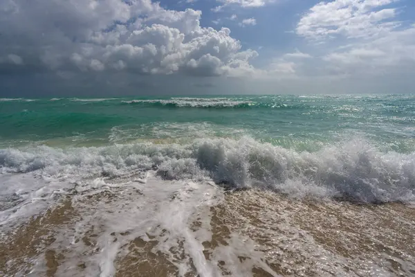 Deniz kumsalı. Manzaralı deniz sahili arkaplanı. Cennet okyanus manzarası. Köpüklü okyanus arka planı. Egzotik okyanus. Açık deniz sahili ufku. Rahatlatıcı dalgalar. Yaz arkaplanı