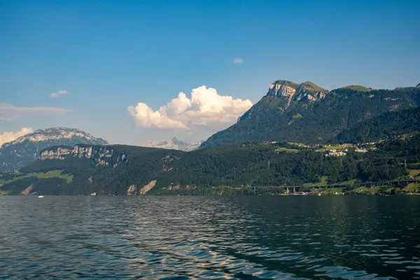 Alp dağları ve İsviçre 'deki gibi. İsviçre 'de Alpler doğası. İsviçre Alpleri. İsviçre 'nin doğası gereği panoramik. İsviçre göllerinin doğası. İsviçre manzarası. Alpler Doğa arkaplanı