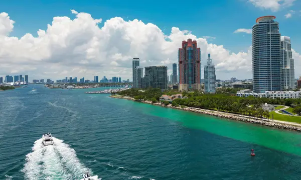 Lüks gökdelenleri ve okyanusları olan Miami şehri. Miamis 'in ünlü siluetinin panoramik drone görüntüsü. Yukarıdan Miami Sahili. Miami silueti tepeden. Miami, Florida, ABD 'nin havacılık şehri.