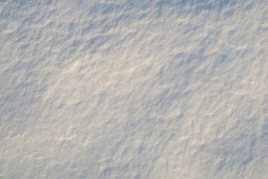 Kar arka planı kaplıyor. Kar arka planı tamamen dolduruyor. Kar arka plana güzellik katar. Arka planda kar karışıyor. Karlı desen