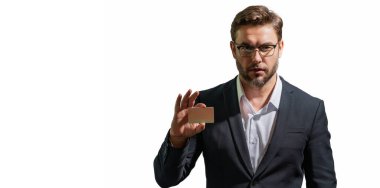 Elinde kredi kartı tutan yakışıklı bir adam. Beyaz stüdyo geçmişinde kredi kartı olan orta yaşlı bir adam. Kredi kartı konsepti. Takım elbiseli bir işadamı kredi kartıyla ödeme yapıyor.