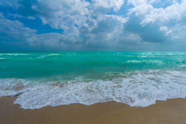 Deniz kıyısında okyanus dalgası hareketi. Yaz deniz esintisi. Deniz doğası arka planı. Huzurlu okyanus. Rüya gibi okyanus ufku. Kıyı okyanusu cennet duvar kâğıdı. Deniz köpüğü dalgaları. Yaz tropik seyahati