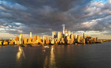 New York, Birleşik Devletler. Manhattan 'daki New York şehrinin gökyüzü manzarası. New York, New York. Amerikan şehri. Manhattan silueti. New York şehrinin silüeti. NYC 'nin şehir manzarası. New York 'un ünlü simgeleri