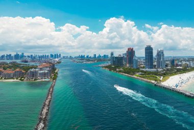 Güney Miami Sahili ve okyanus manzarası. Gökdelenleri olan Miami gökdelenleri. Yazın Miami 'nin hava manzarası. Lüks binaları olan Miami sahili. Miamis 'in ünlü sahil şeridinin insansız hava aracı görüntüsü