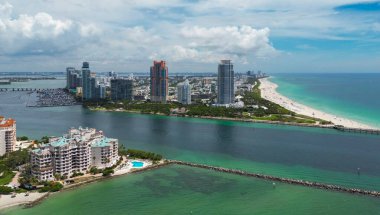 Turkuaz suları olan Miami Plajı 'nın havadan görünüşü. Miami siluetinin insansız hava aracı görüntüsü. Güney Miami Sahili 'nin en iyi manzarası. Lüks gökdelenleri ve okyanusları olan Miami şehri. Miamis 'in ünlü sahil şeridi manzarası
