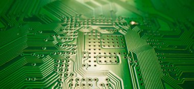 Devre kartı. Yolları ve diğer bileşenleri olan teknolojik elektronik plaka, seçici odaklanma. Teknoloji geçmişi, elektronik dokusu