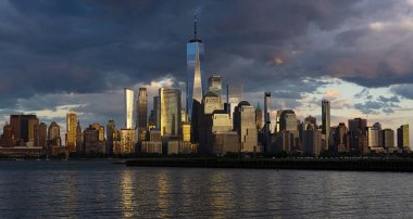 New York şehri gökyüzü bulutları üzerinde. Gökdelenleri olan New York şehri. New York şehri silueti panoramik. Manhattan silueti. New York ve Hudson Nehri. New York şehir merkezi. New York gökdelenleri
