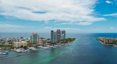 Lüks gökdelenleri ve okyanusları olan Miami şehri. Miamis 'in ünlü siluetinin panoramik drone görüntüsü. Yukarıdan Miami Sahili. Miami silueti tepeden. Miami, Florida, ABD 'nin havacılık şehri.