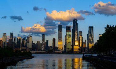 Manhattan silueti, New York, Birleşik Devletler. Manhattan 'daki New York gökdelenlerinin panorama manzarası. ABD NYC 'de. Amerikan büyük şehri. Aşağı New York silueti. New York şehir manzarası. Amerika, New York Şehri