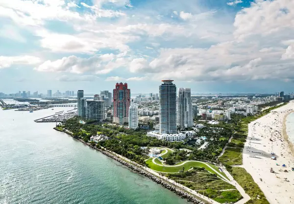 Florida, ABD 'den Miami Beach sahnesi. Miami sahili. Miami Plajı ve şehir manzarasının havadan görüntüsü. Miami sahili kıyı şeridi, hava manzaralı.
