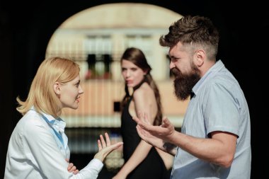 Hile yapıyor. Duygusal ihanet bu. Aldatan çift. Adam yalan söyledi, aldattı ve ihanet etti. Kalbe ihanet. Duygusal ihanet bu. Kopya çekiyorum. Adam karısını ya da kız arkadaşını aldatıyor. Aşk üçgeni ve üçlü