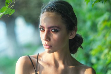 Moda makyajı, doğal güzellik. Göz kalemi ve canlı dudaklar. Moda efektli bir göz makyajı. Göz kamaştırıcı makyaj. Yüzünde ruj ve göz farı olan güzel bir kadın. Güzellik makyajlı portre