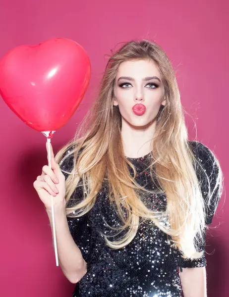 Sevgililer Günü. Güzellik için sevgililer günü kalbi. Kalp balonu olan romantik bir kız. Aşkı kutlayan şehvetli kadın. Sevgililer Günü hediyesine kalp. Komik duygular kızı. Sevgililer Günü 'nün kalp sembolü.