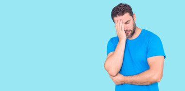 Endişeli ve endişeli bir adam. Endişeli Adam zihinsel sağlık sorunları, endişe, hayal kırıklığı ve duygusal stres yaşıyor. Stres hisseden endişeli bir adam. Endişeli ifade