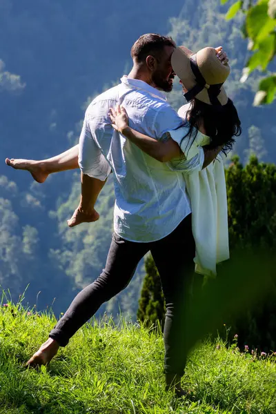 Mutlu çift dağlarda birlikte vakit geçiriyor. Kaygısız çiftler. Şehvetli bir çift açık havada hassas anlar paylaşır. Özgürlük çiftleri. Romantik çift