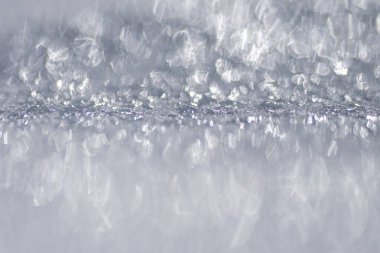 Kar kaplıyor. Kış dönemi. Arka planda kar var. Kar temizleyicisi. Beyaz kar arka planı. Kış ya da Noel tasarımı için kar tabakası