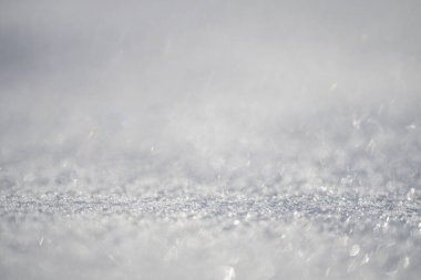 Kar duvar kağıdını kaplıyor. Kış dönemi. Arka planda kar var. Kar temizleyicisi. Beyaz kar arka planı. Kış, Noel ya da yeni yıl için kar tabakası