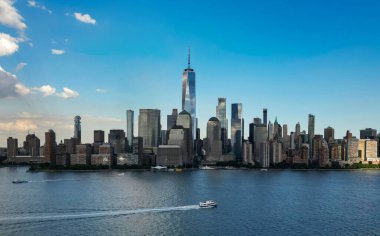 New York bir gökyüzü. Gökdelenleri olan New York şehri. New York şehrinin gökyüzü manzarası. Manhattan silueti. New York ve Hudson Nehri. New York şehir merkezi. Yukarıdan New York gökdelenleri