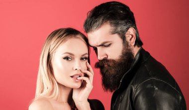 Sevimli, seksi bir çift. Nazik kadınlar ve erkekler bakıyor. Moda çifti. Şehvetli kadın ve erkek kucaklaşması. Sevgililer sarılıyor. Seksi çiftler portresi. Aşık seksi bir çift. Aşıklar sarılıyor