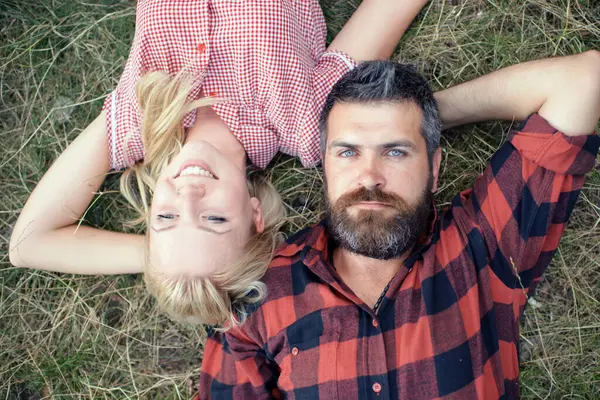 Dışarıda yatan romantik bir çift. Genç aşıklar yazın dinleniyorlar. Mutlu çift yüzleri. Birbirine aşık çiftin yakın yüzü. Kız arkadaş ve erkek arkadaş doğada kaynaşıyor. Genç bir çift arasında hassas bir an.