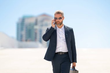 Zengin iş adamı dışarıda dolaşıyor. Çantası olan başarılı bir iş adamı. Lider harekete geçti. İş adamı güvenle yürüyor. Takım elbiseli bir iş adamı işe gidiyor. İş adamı profesyonel hareket halinde