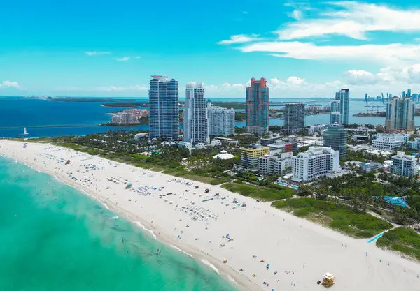 Miami Beach City tepeden. Yukarıdan Güney Sahili. Sahil şeridinin insansız hava aracı. Miami kıyılarında gökdelenler var. Miami manzaralı havadan şehir manzarası