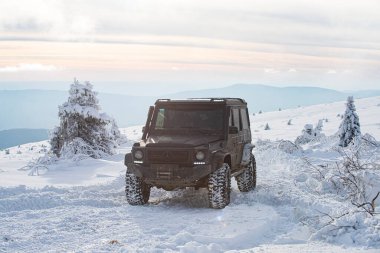 01.02.2021, Karpatlar. Off-road sezonu. 4x4 ile kışın off-road seferi. Kış doğasında zorlu bir off-road gezisi. Off-road arabalı dağ yolu. Karlı yolda macera gezisi