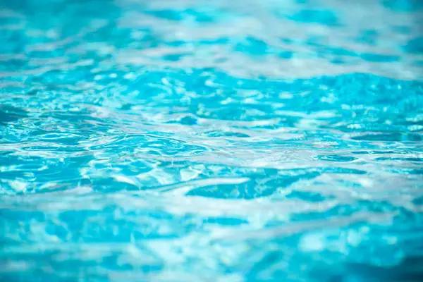 Yüzme havuzunda mavi yırtık su, su havuzu dokusu ve yüzey suyu.