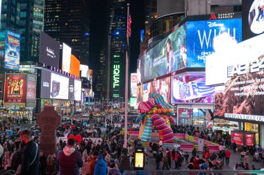 New York City, Times Meydanı, Eylül 2024. Geceleri New York şehrinin silueti. NYC Times Meydanı ışıkları. Manhattan 'daki Broadway caddesi. Akşam 7. Cadde 'de. Times Meydanı neon ışıkları. Times Meydanı 'nda Turist