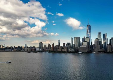 Gökdelenlerin hava manzaralı New York silueti. Manhattan ve Brooklyn. Hudson Nehri manzaralı New York City silueti. New York şehir merkezi. Rıhtımdan New York 'a. New York Panoraması
