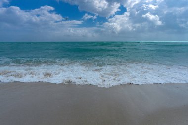 Deniz dalgaları, yaz arkaplanı. Fırtınalı deniz dalgaları. Yaz denizi dalgası. Köpüklü deniz dalgaları. Yaz okyanus esintisi. Rüya gibi yaz sahili geçmişi. Okyanus mavisi dalgalar