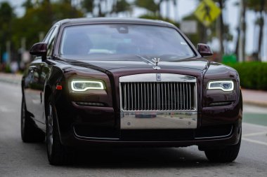 3 Nisan 2025. Miami mi? Rolls Royce lüks araba. Sokaktaki hayalet Rolls Royce. Özel lüks otomobil. Rolls Royce V12 motoru. Süper araba sürüşü. Zarif Rolls Royce Hayalet