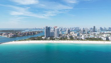 Miami Sahili ufuk çizgisi hava manzarası. Miami 'den İHA' ya. Tropik Miami manzarası. Miami bölgesi gökyüzü manzarası. Meşhur okyanus kıyısında. Panoramik kıyı şeridi. Güney sahili manzarası. Hava sahili