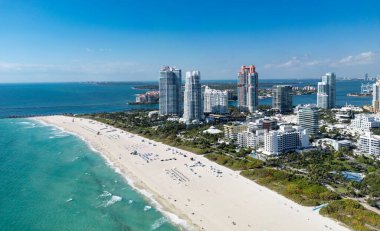 Miami Sahili şehir manzarası. Miami yaz havası manzarası. Miami sahil şeridi. Güney Sahili Miami hava manzarası. Florida 'daki mavi okyanus silueti. Okyanus kıyısında. İHA 'dan gökdelen gökdeleni