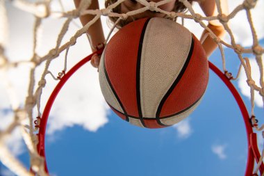 Sepet topu tutan sevimli küçük çocuk sayı yapmaya çalışıyor. Üst görünüm