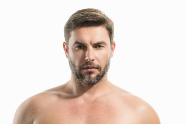Kozmetik, vücut bakımı ve spa tedavisi. Beyaz arka planda izole edilmiş erkeksi, çekici, üstsüz bir adam portresi. Çekici adamın yakın plan portresi. Sağlık, sağlık ve hijyen.