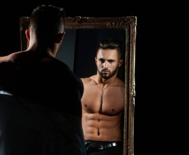 Mükemmel kaslı, çıplak vücutlu yakışıklı, seksi bir adam. Gömleksiz, seksi, kaslı erkek model. Güçlü vücutlu kaslı yakışıklı adam. Seksi spor kaslı adam. Çıplak gövdeli seksi adam, kaslı adam.