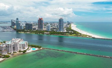 Miami Beach City tepeden. Yukarıdan Güney Sahili. Sahil şeridinin insansız hava aracı. Miami kıyılarında gökdelenler var. Miami manzaralı havadan şehir manzarası