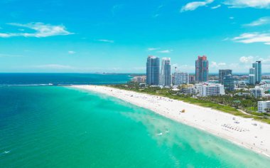 Turkuaz suları olan Miami Plajı 'nın havadan görünüşü. Miami siluetinin insansız hava aracı görüntüsü. Güney Miami Sahili 'nin en iyi manzarası. Lüks gökdelenleri ve okyanusları olan Miami şehri. Miamis 'in ünlü gökdelenlerinin manzarası