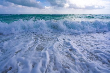Deniz kıyısında okyanus dalgası hareketi. Yaz deniz esintisi. Deniz doğası arka planı. Huzurlu okyanus. Rüya gibi okyanus ufku. Kıyı okyanusu cennet duvar kâğıdı. Deniz köpüğü dalgaları. Yaz tropik seyahati