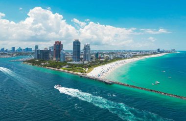 Güney Miami 'nin en iyi manzarası. Miami 'nin ünlü sahil şeridinin insansız hava aracı görüntüsü. Gökdelenleri olan Miami gökdelenleri. Yazın Miami 'nin hava manzarası. Gökdelenleri olan Miami kıyısı