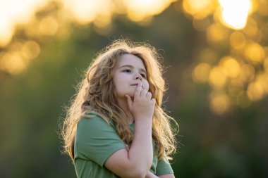 Çocuk başka tarafa bakıyor ve hayal kuruyor. Çocuk hayalperesti şüpheli bir bakışla düşünür. Rüya gören bir çocuğun portresi. Rüya gören ergen bir çocuk rüyada kayboldu. Hayal kuran çocuk. Hayal kuran çocuk. Çocuklar rüya görür