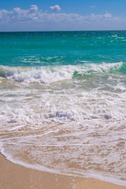 Deniz dalgaları. Yaz dönemi. Okyanus suyu hareketi. Okyanus sıçrama dalgası arka planı. Derin mavi deniz plajı. Turkuaz dalga arka planı. Rüya gibi egzotik deniz sahili arka planı. Okyanus sancağı