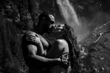 Doğada yaz tatili. Dışarıda birbirine aşık bir çift var. Doğada sarılmış seksi bir çift. Açık havada aşık olan şehvetli bir çift. Kaygısız çift doğada sarıldılar. Yeşil doğada bedensel kucaklaşma