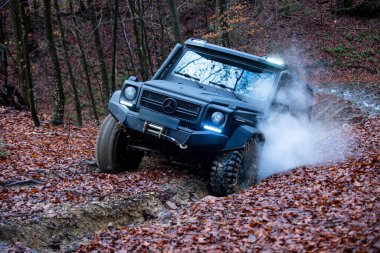 04 numara. - 30. 2025, Karpatlar. Off-road SUV sürücüsü çamurda sürükleniyor. Toprakta off road. Dağlar ve off-road için patikalar. Aşırı off-road sürüşü. 4x4 araçlı motorlu keşif gezisi. Offroad gezisi