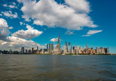 Manhattan silueti, New York, Birleşik Devletler. Manhattan 'daki New York gökdelenlerinin panoraması. ABD NYC 'de. Amerikan büyük şehri. Aşağı New York silueti. New York şehir manzarası. Amerika, New York. NYC simgesi