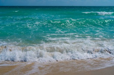 Sakin dalga hareketi. Yaz deniz meltemi. Deniz doğası arka planı. Huzurlu bir tatil yeri. Rüya gibi okyanus ufku. Sahil cenneti duvar kağıdı. Deniz köpüğü dalgaları. Manzaralı tropikal seyahat